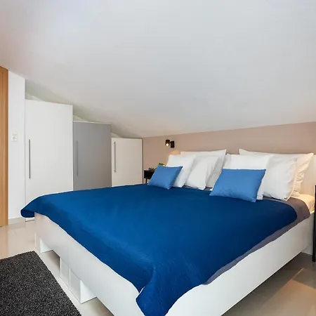 Iris Apartment *
