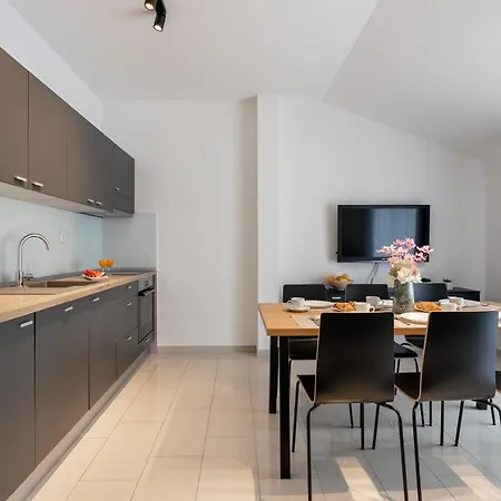 Iris Apartment *