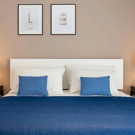 Iris Apartment *
